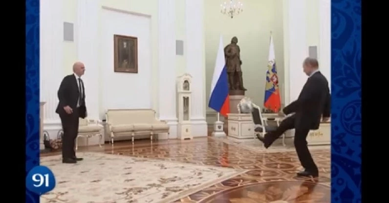 Ο Πούτιν παίζει μπάλα στο Κρεμλίνο με τον πρόεδρο της FIFA (βίντεο)